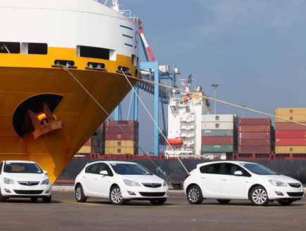 מכוניות אופל בנמל (צילום: רונן טופלברג)